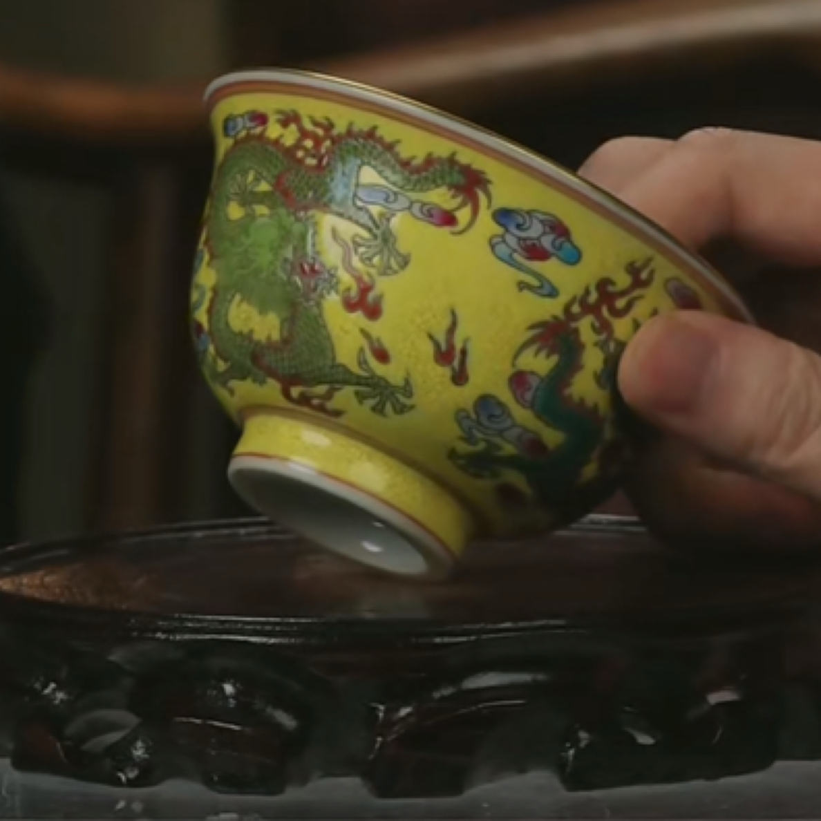 M内松石绿釉外黄地粉彩云龙纹压手杯