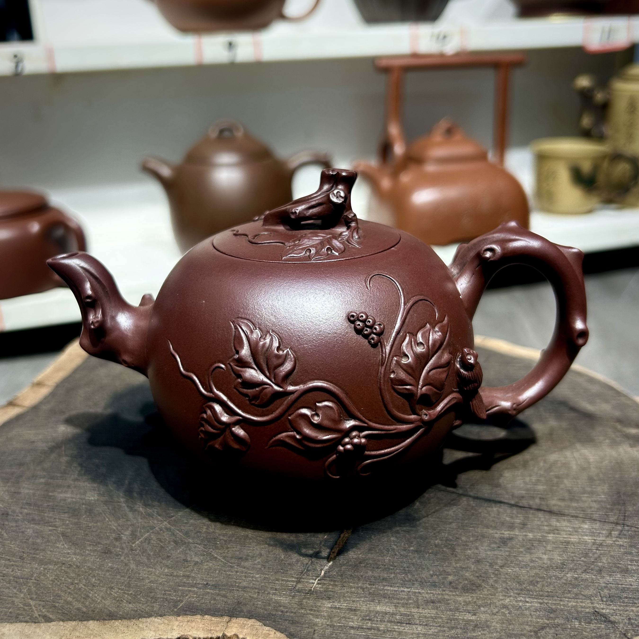 宜兴紫砂壶原矿全手工紫泥300毫升收藏自用松鼠葡萄壶名家