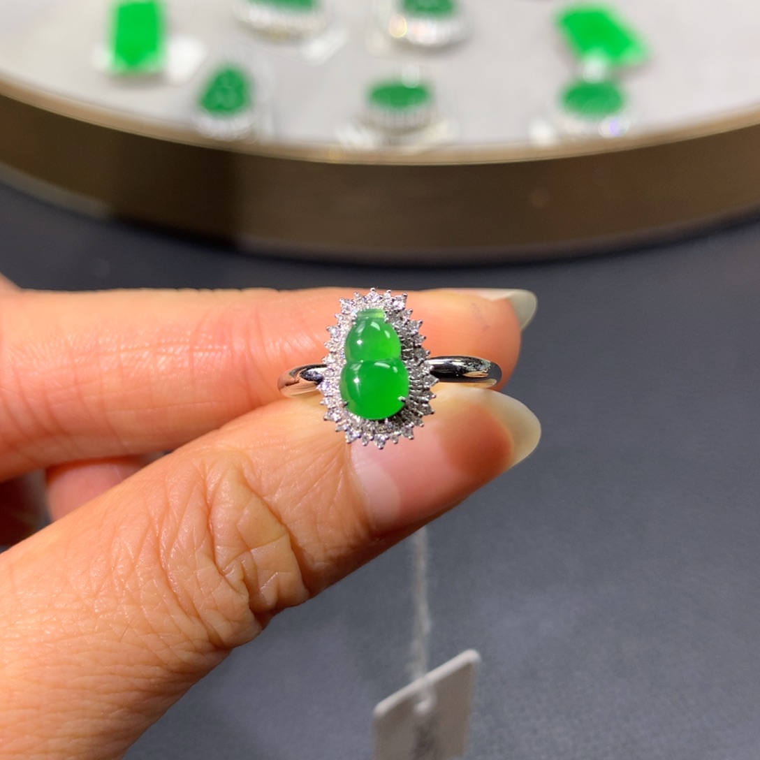 翡翠戒指18K金镶嵌翡翠