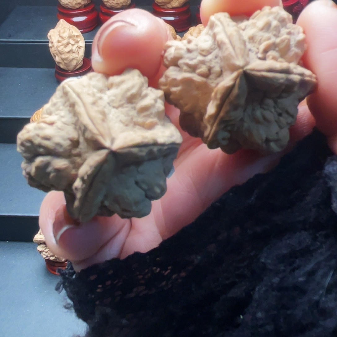 文玩核桃吊坠红**帝金三