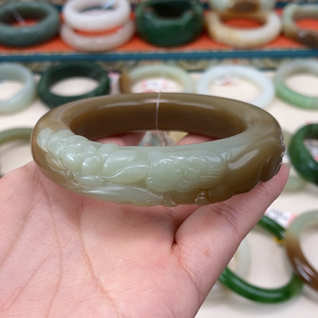 初***八和田玉未镶嵌手镯56.6