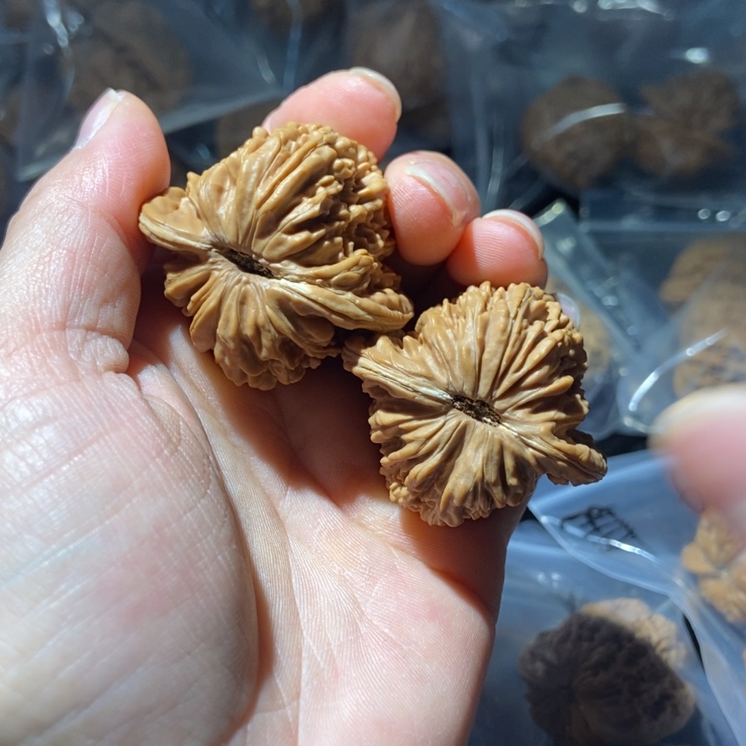 文玩核桃吊坠三角四座楼65
