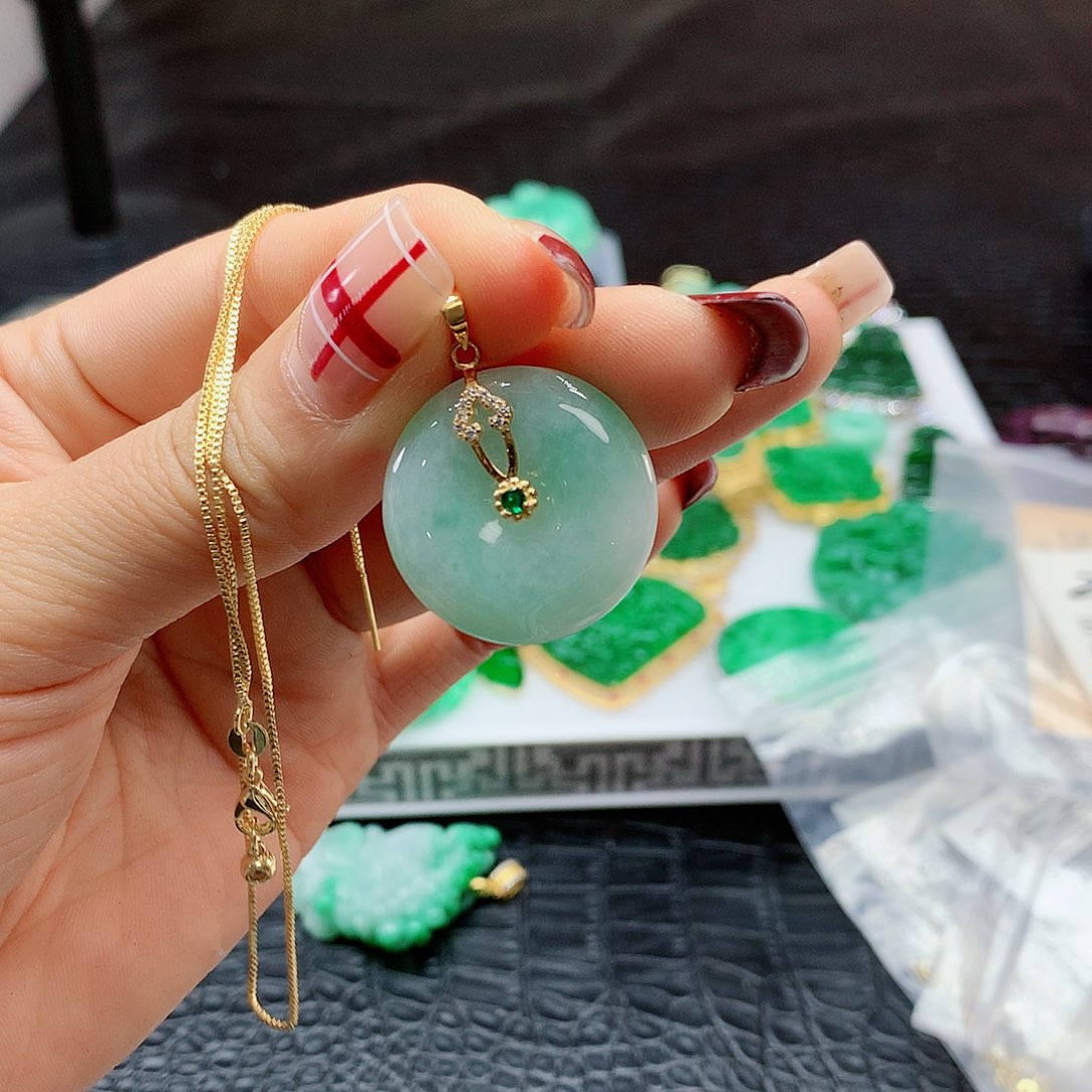 【闪购商品】翡翠吊坠(赠链)未镶嵌