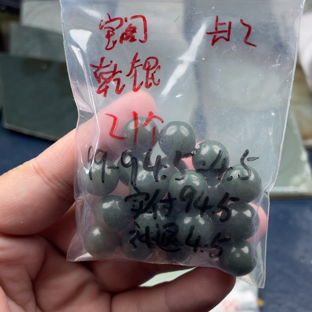 乾***锟和田玉未镶嵌珠宝奇石