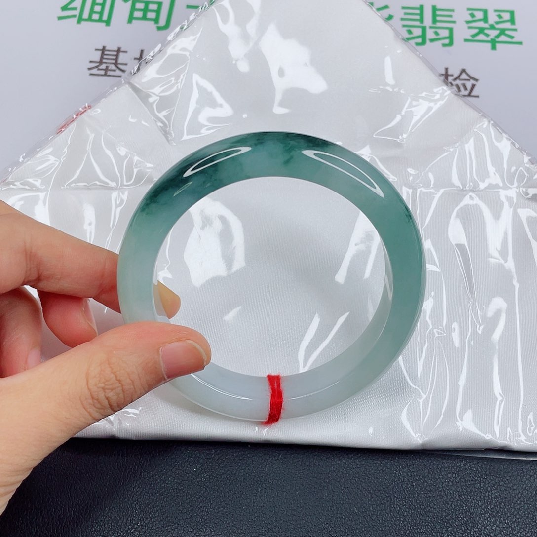 翡翠手镯未镶嵌执*