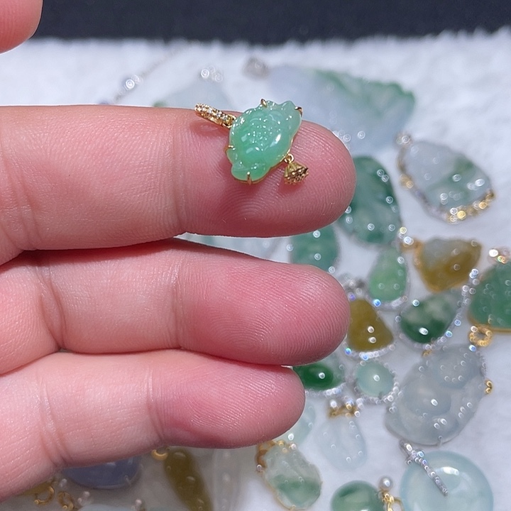 翡翠18K金镶嵌颈饰
