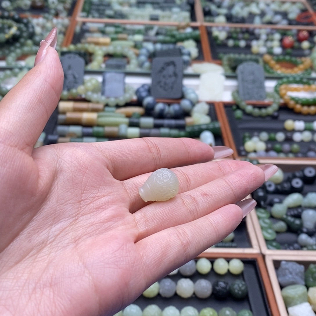 烟***岫和田玉未镶嵌珠宝半成品