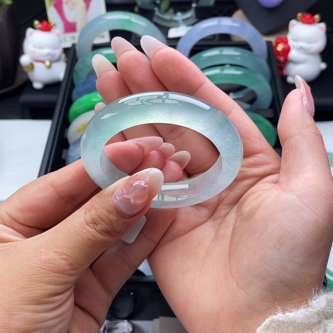 翡翠手镯未镶嵌50冰玻木纳淡甜绿底色、截图询价