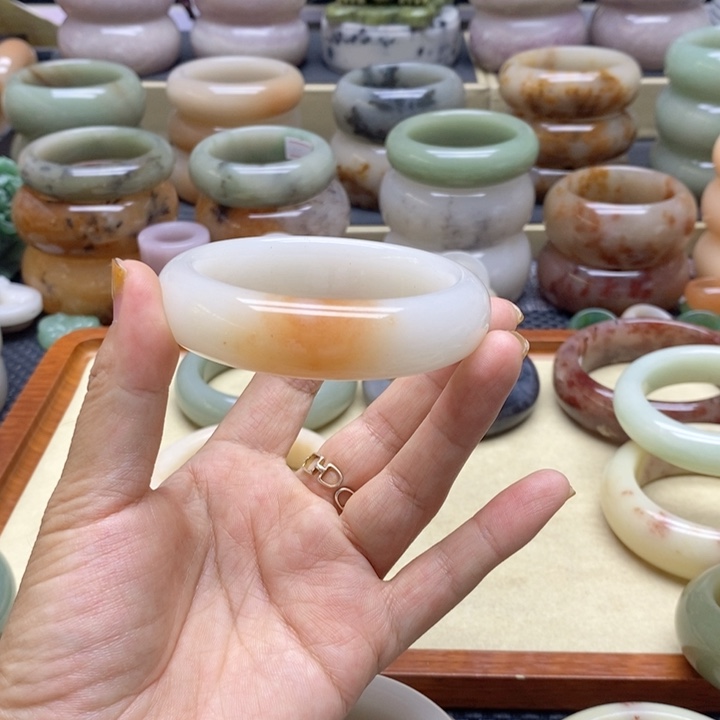 程***未镶嵌手镯石英岩玉