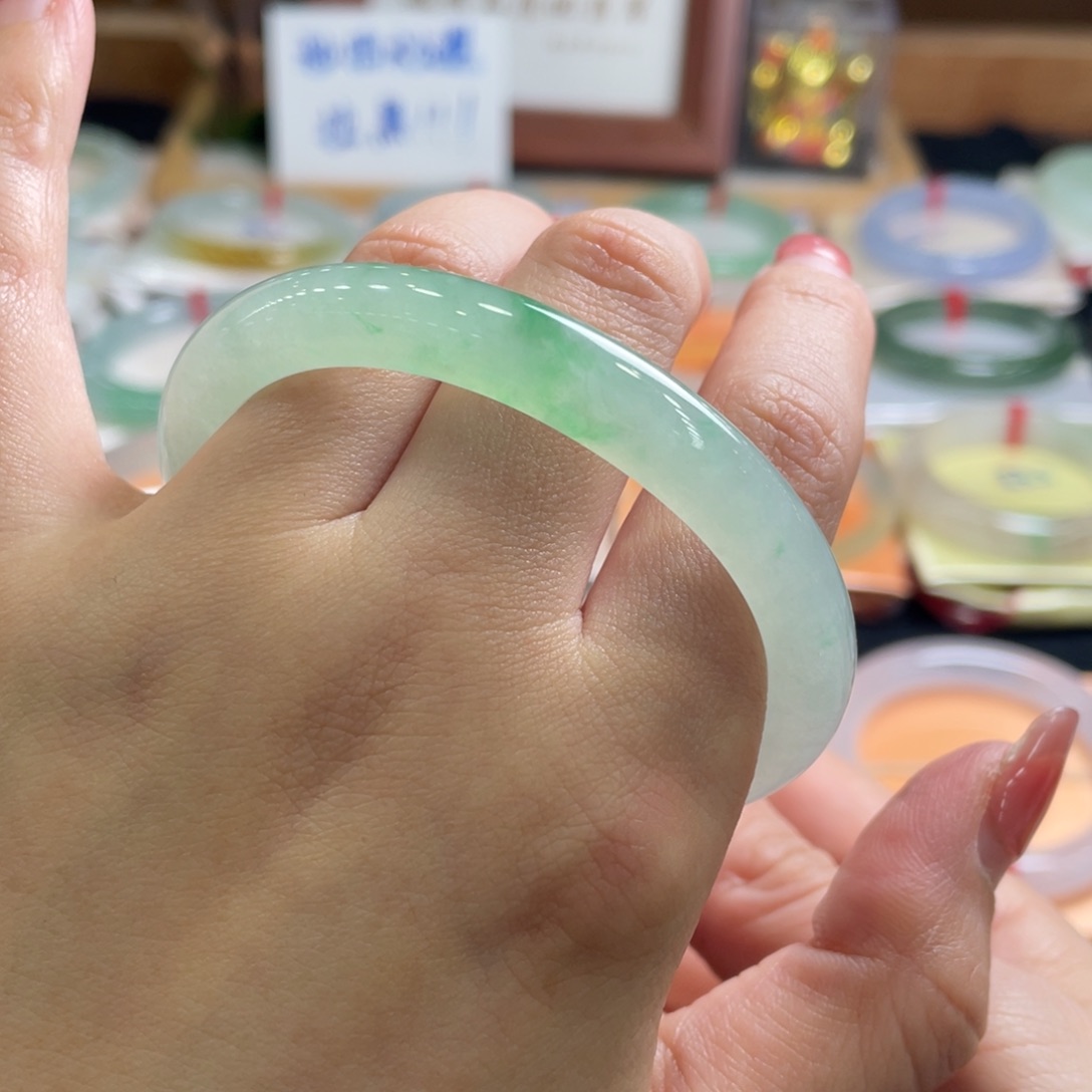 翡翠手镯未镶嵌53.5贵