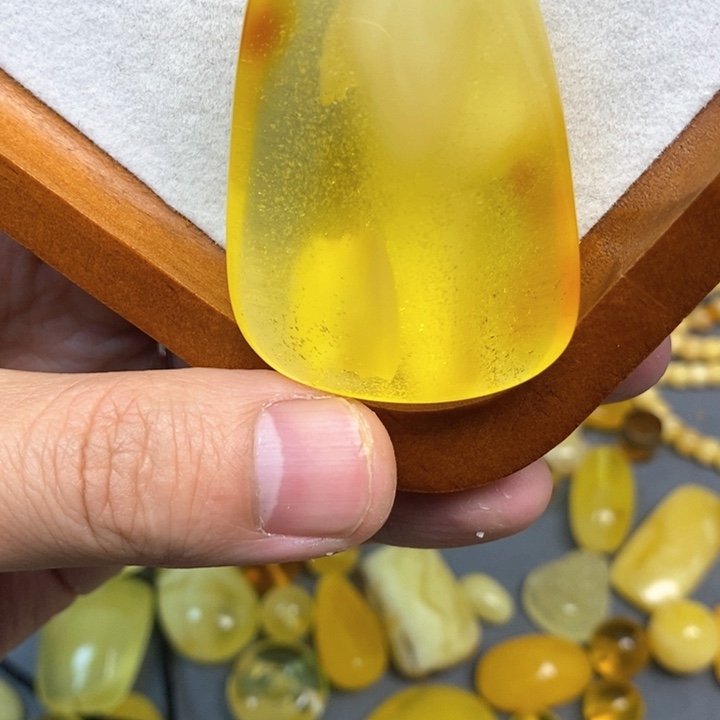 未镶嵌琥珀珠宝奇石