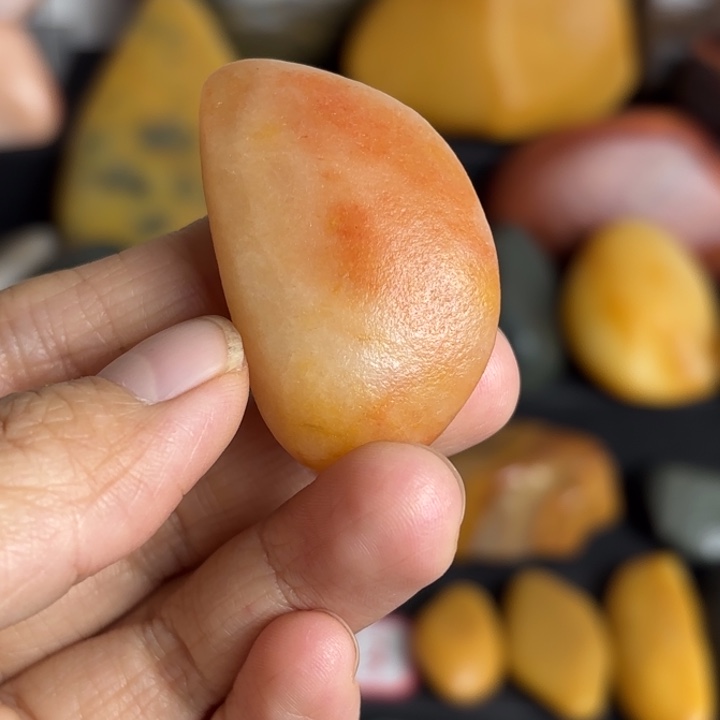 乌尔禾戈壁滩上彩石小籽