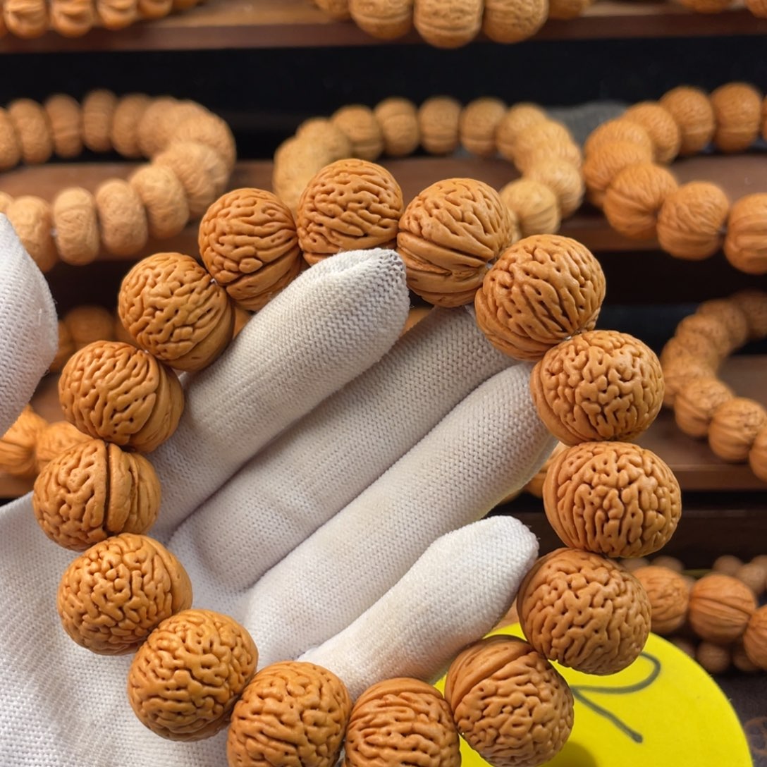 周***星桃核吊坠大白月光