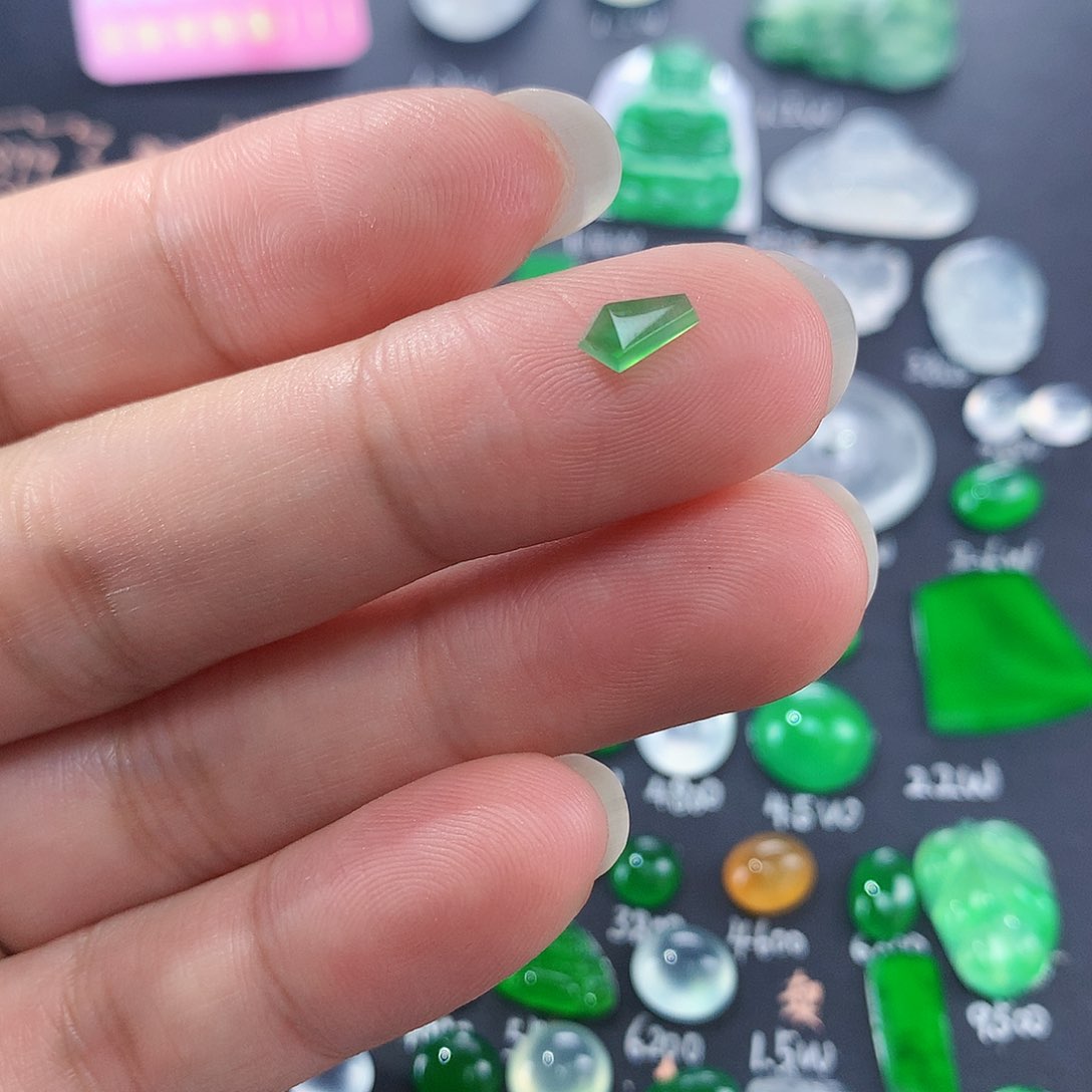 翡翠颈饰未镶嵌天然翡翠高冰切割