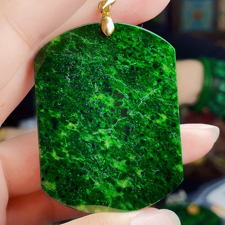 翡翠未镶嵌颈饰多样性