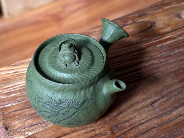 万古烧春山稀有绿泥侧把壶