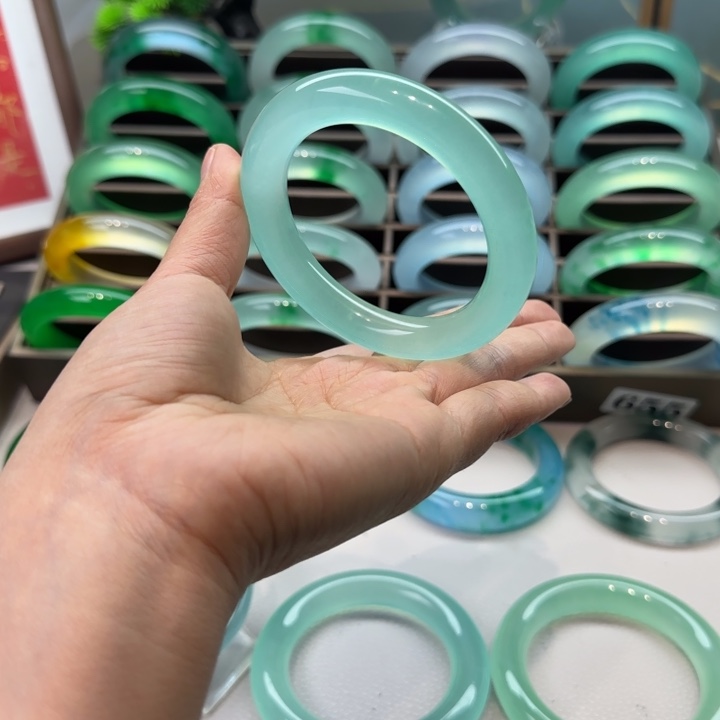 玉无****时尚飘花手镯224