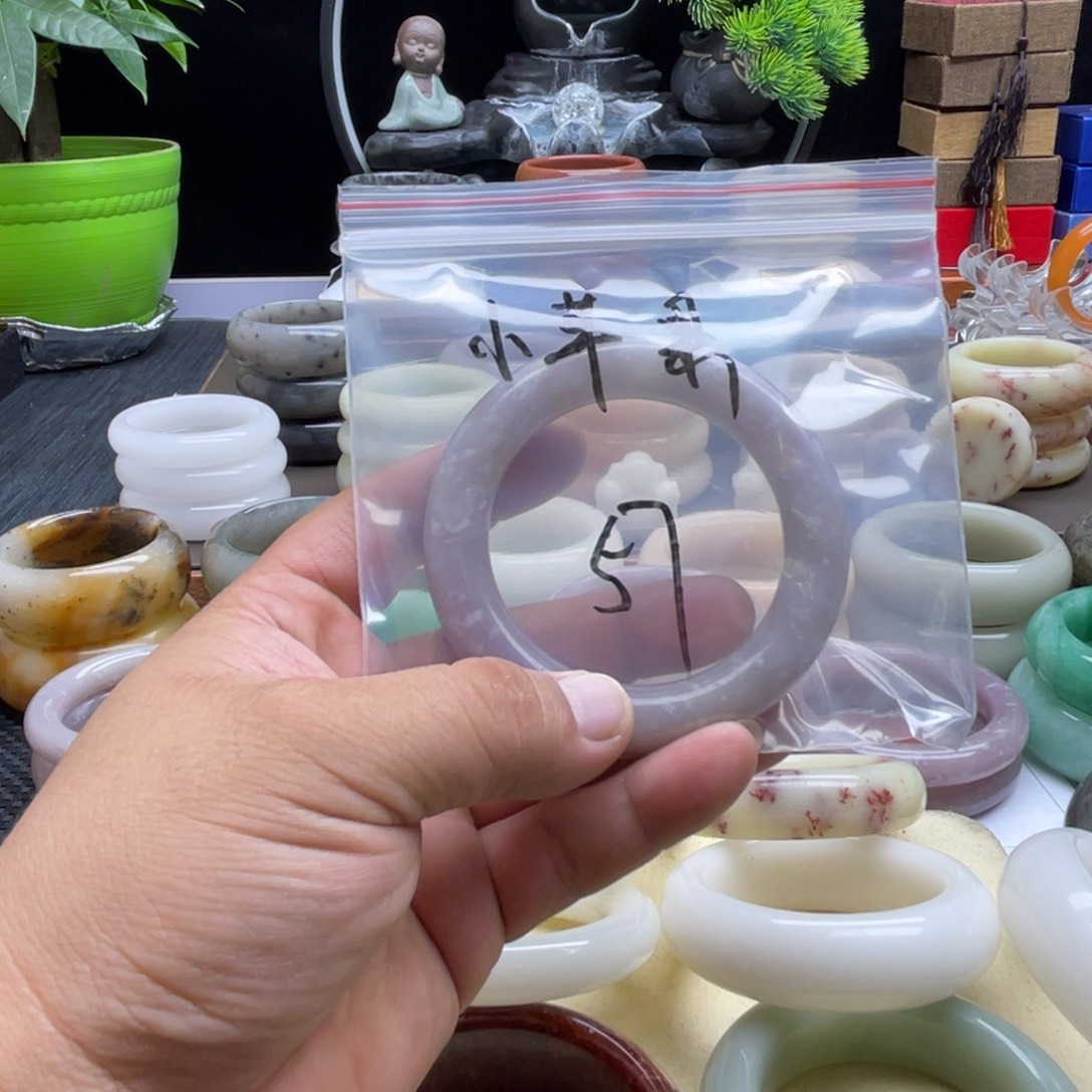 小****石英岩玉未镶嵌手镯