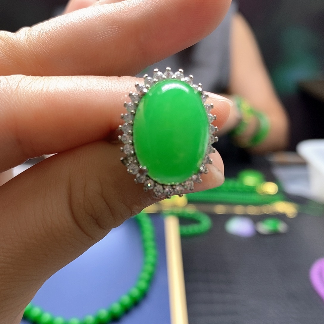 翡翠未镶嵌颈饰大蛋面