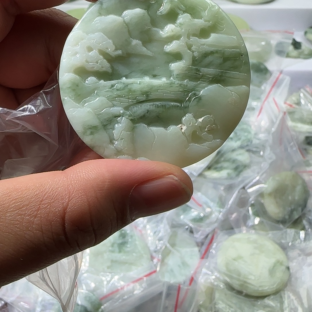 透闪石-蛇纹石玉未镶嵌颈饰