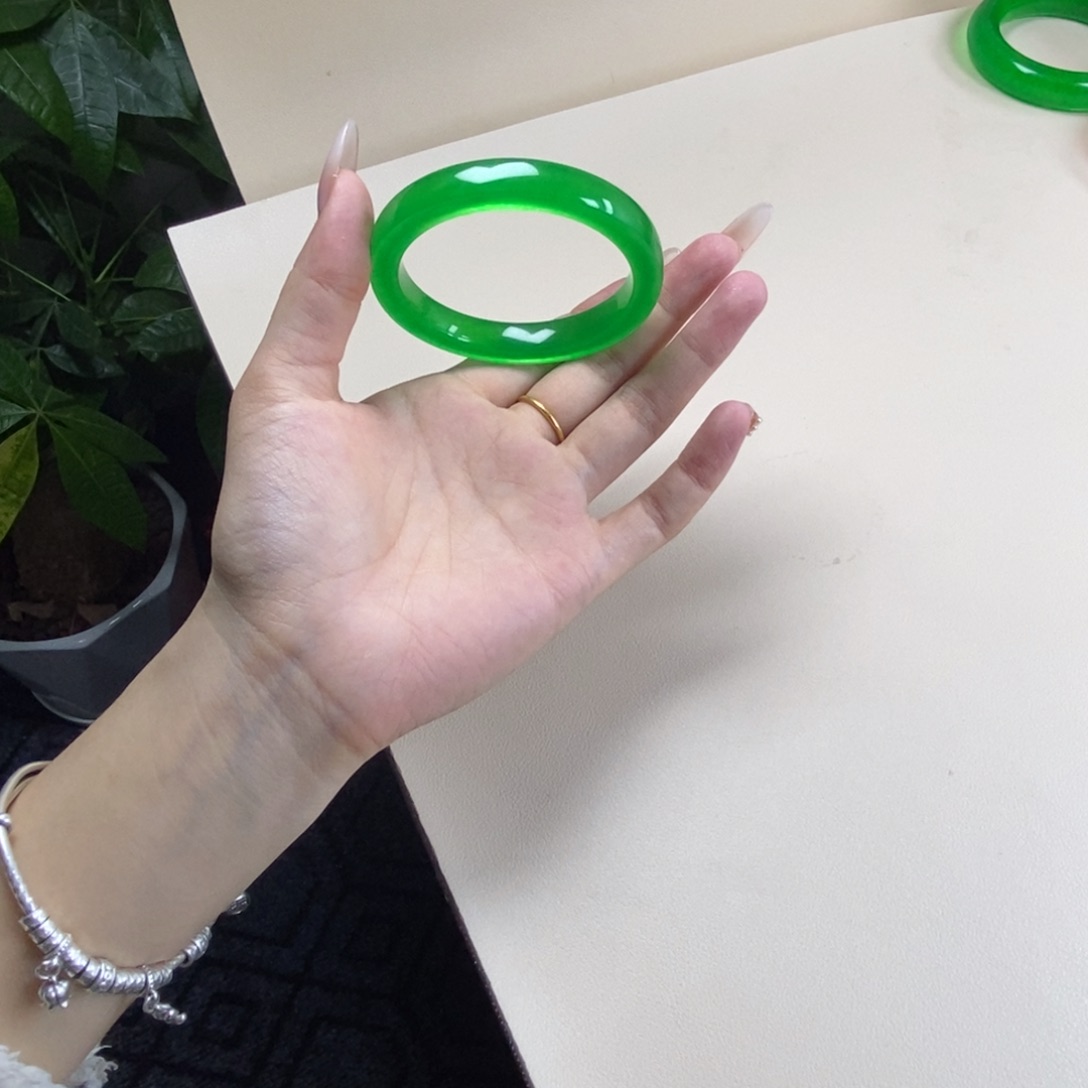 *****玉时尚飘花手镯55物是人非