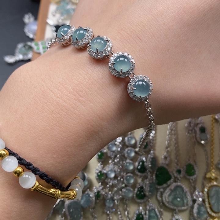 翡翠颈饰未镶嵌翡翠