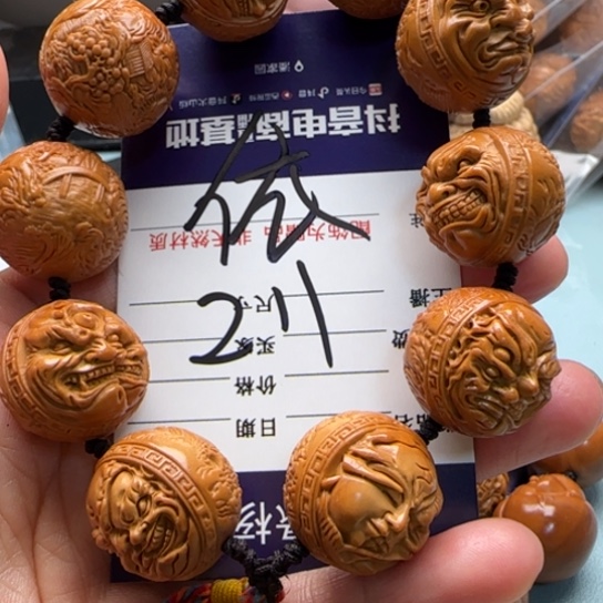 橄榄核手串依**洒雕刻工艺