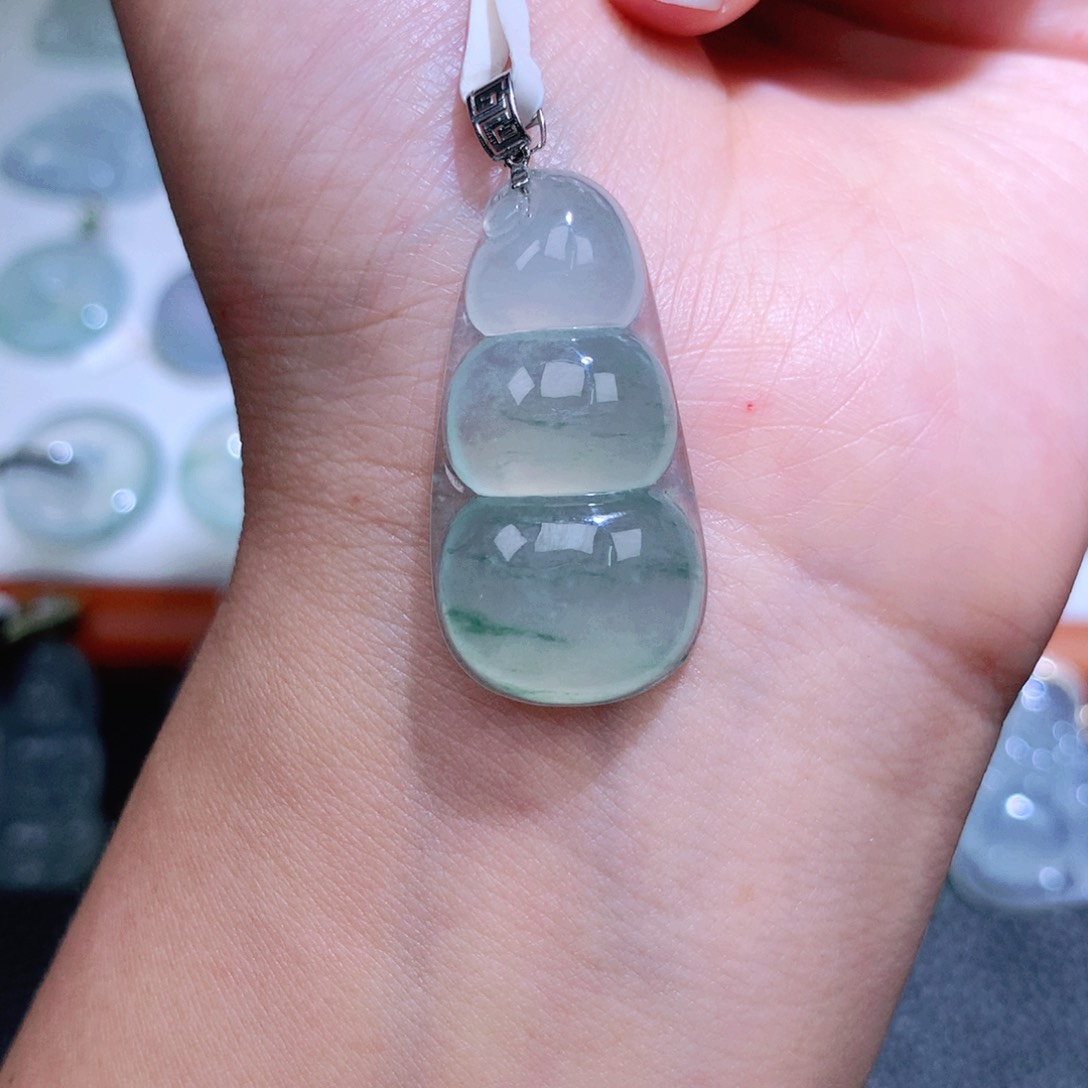 翡翠18K金镶嵌颈饰福豆