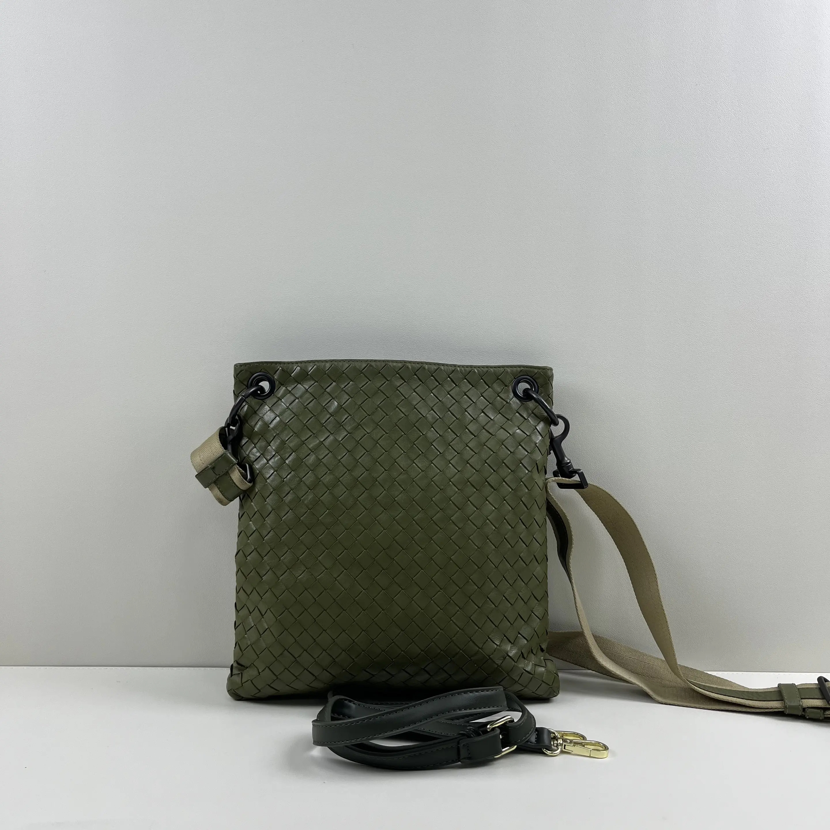 99新 BOTTEGA VENETA/葆蝶家 葆蝶家编织斜挎包。21812