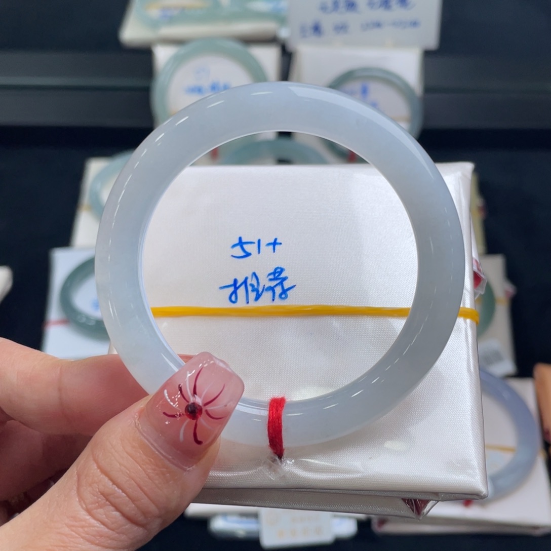 翡翠手镯未镶嵌翡翠手镯