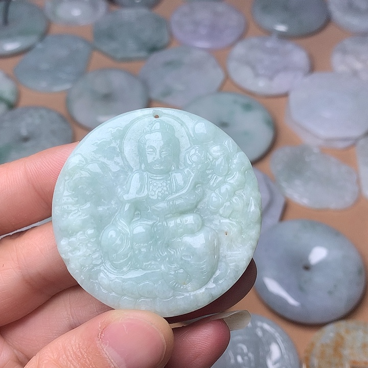 翡翠未镶嵌颈饰貔貅