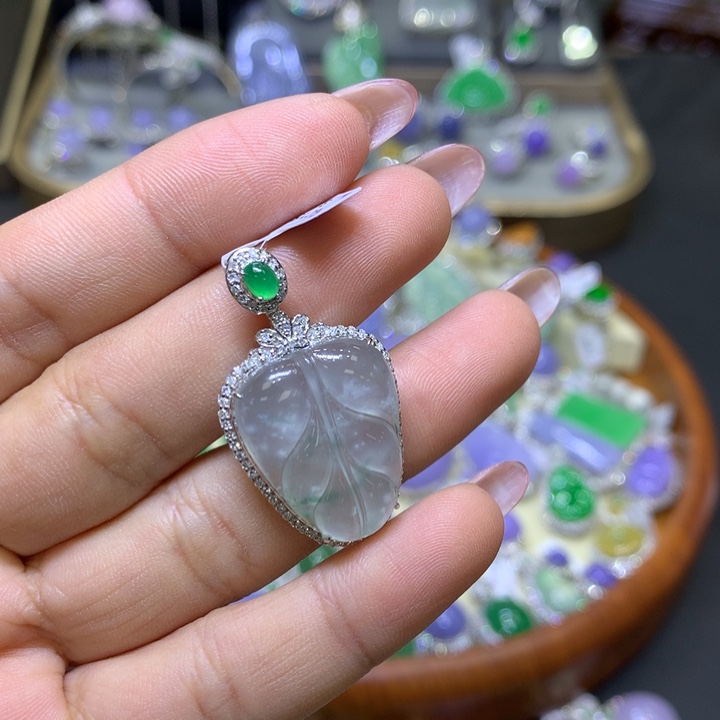 翡翠颈饰18K金镶嵌翡翠吊坠项链