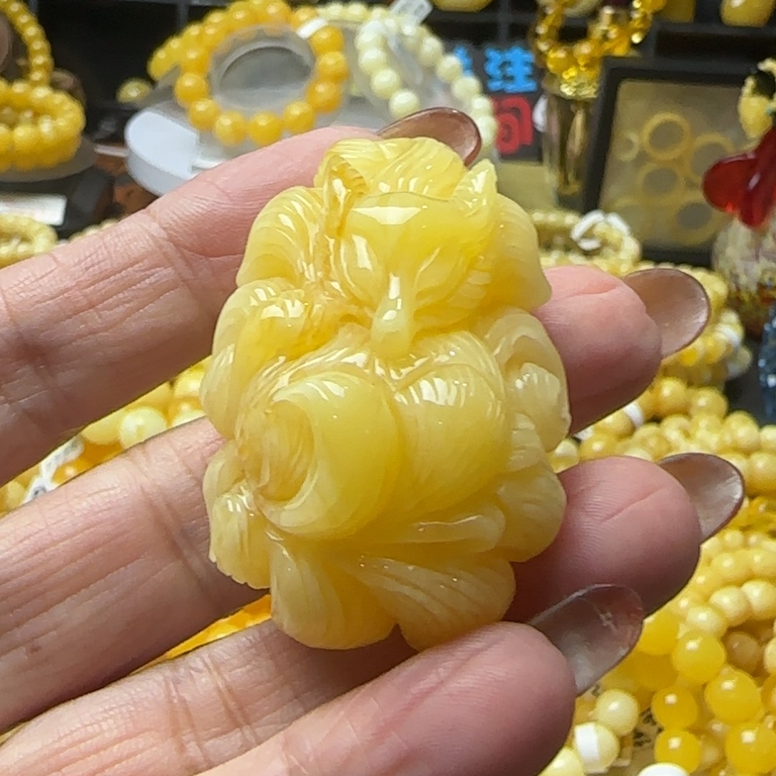 琥珀颈饰未镶嵌俄料奶糖色精雕狐狸吊坠