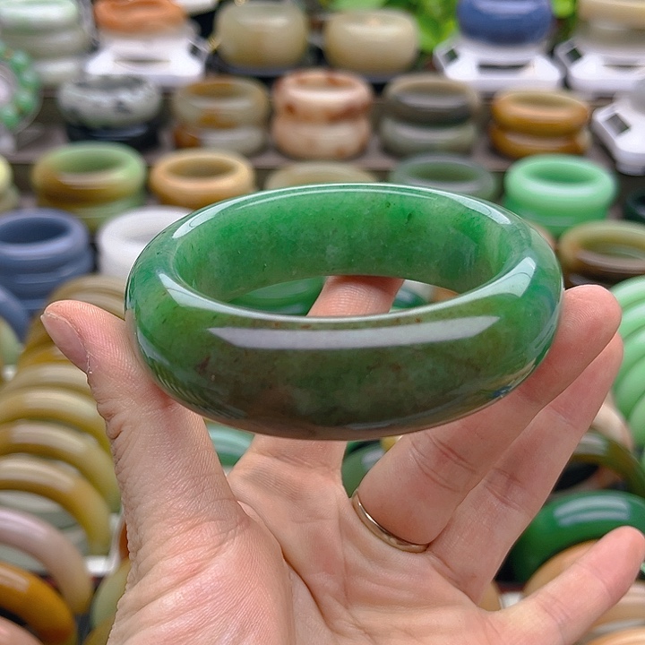 未镶嵌手镯（圆镯）石英质玉?****贴