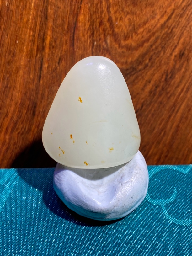 真皮无修，新疆和田玉，形状完整，肉质细腻，脂白，白度好，9.2克