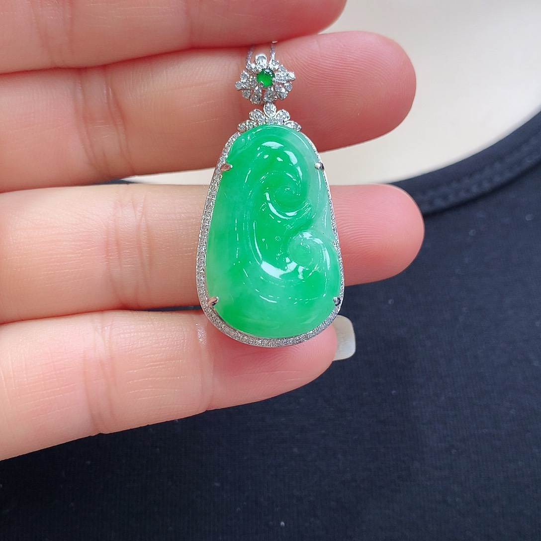 翡翠颈饰18K金镶嵌如意