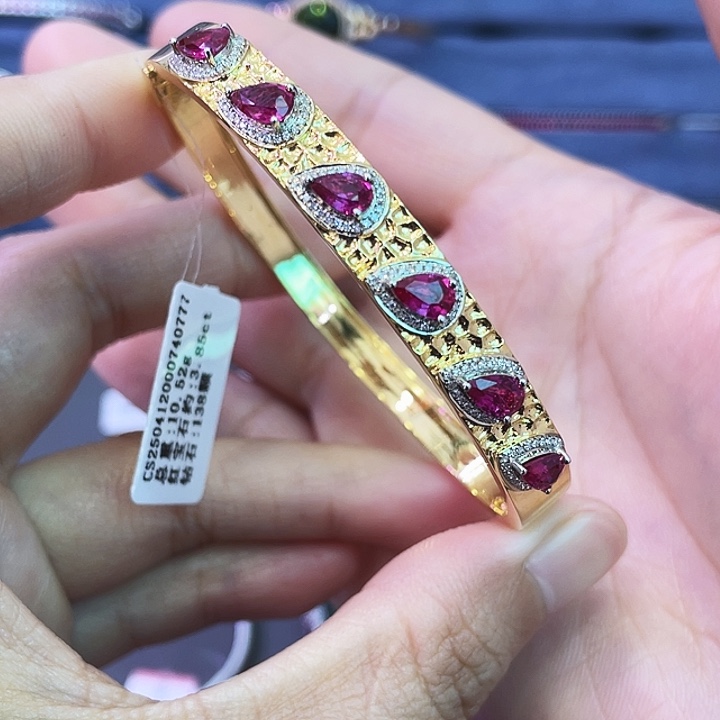 手镯红宝石18K金镶嵌3.85克拉无烧红宝石