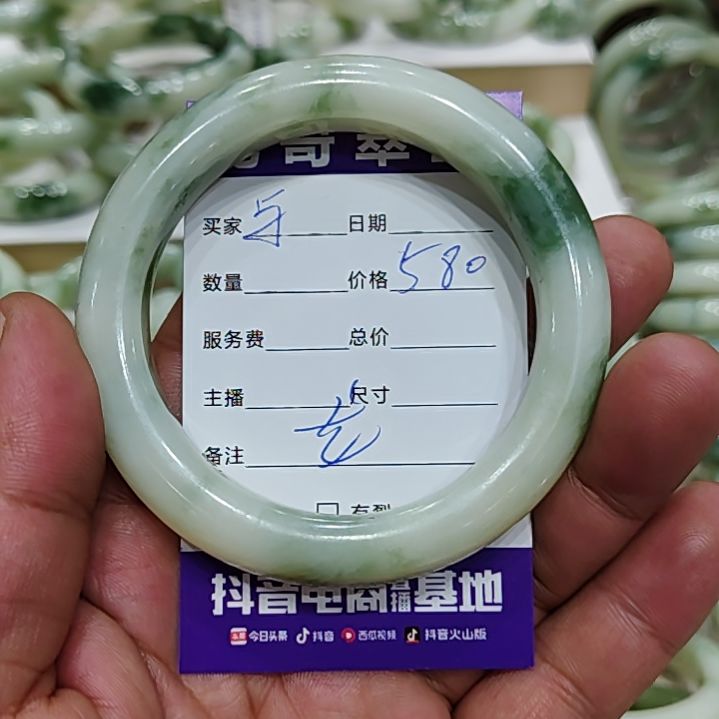 透闪石-蛇纹石玉手镯未镶嵌与**情