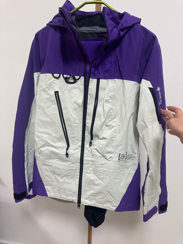 紫白拼色防水单板滑雪服适合冬季户外使用