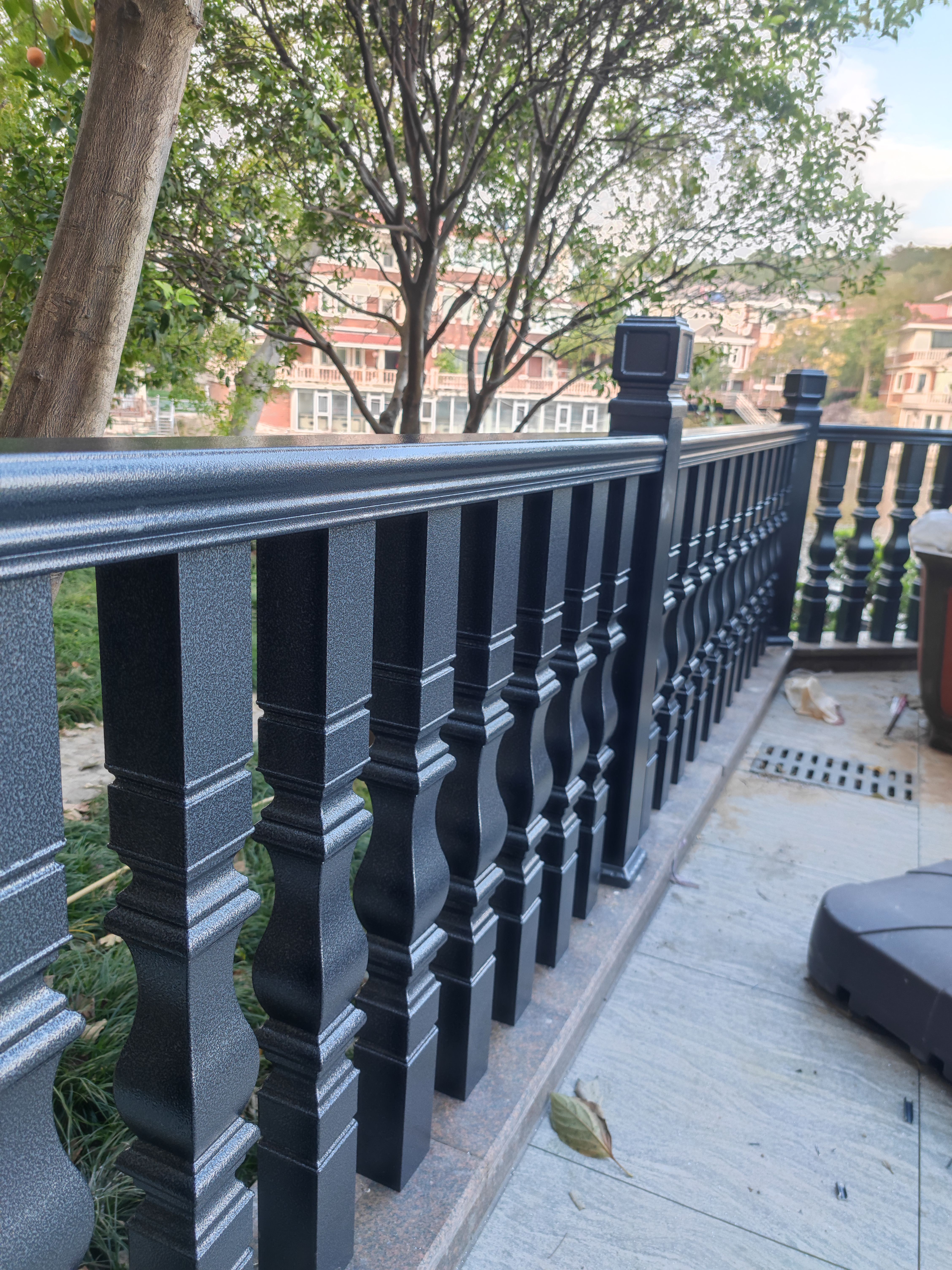 众锦铝艺仿石栏杆--天机方柱落地款