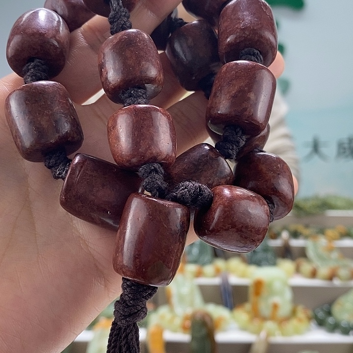 岫岩河磨玉（透闪石质玉）手持未镶嵌