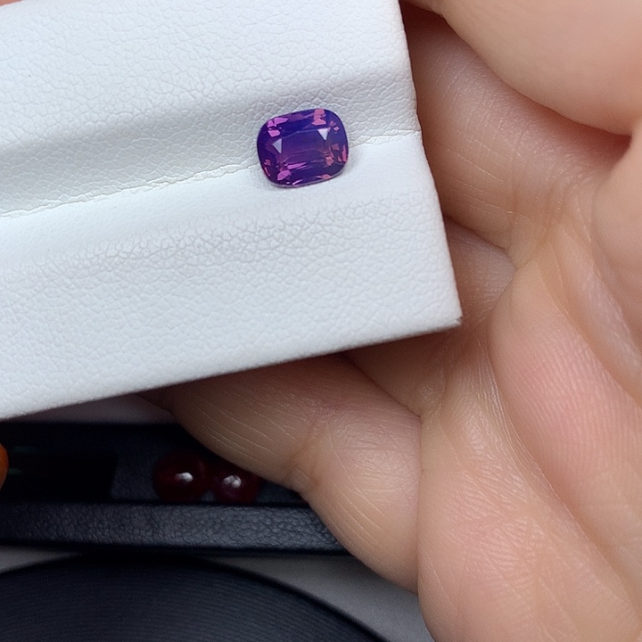 蓝宝石裸石1.53ct薰衣草蓝宝石吉尔德