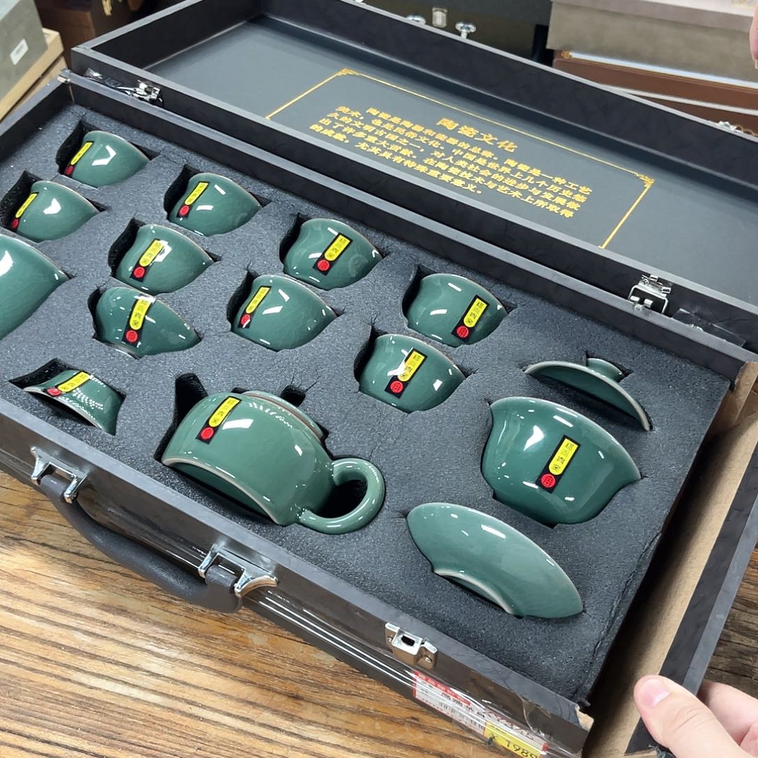 孤品茶具套装等。        