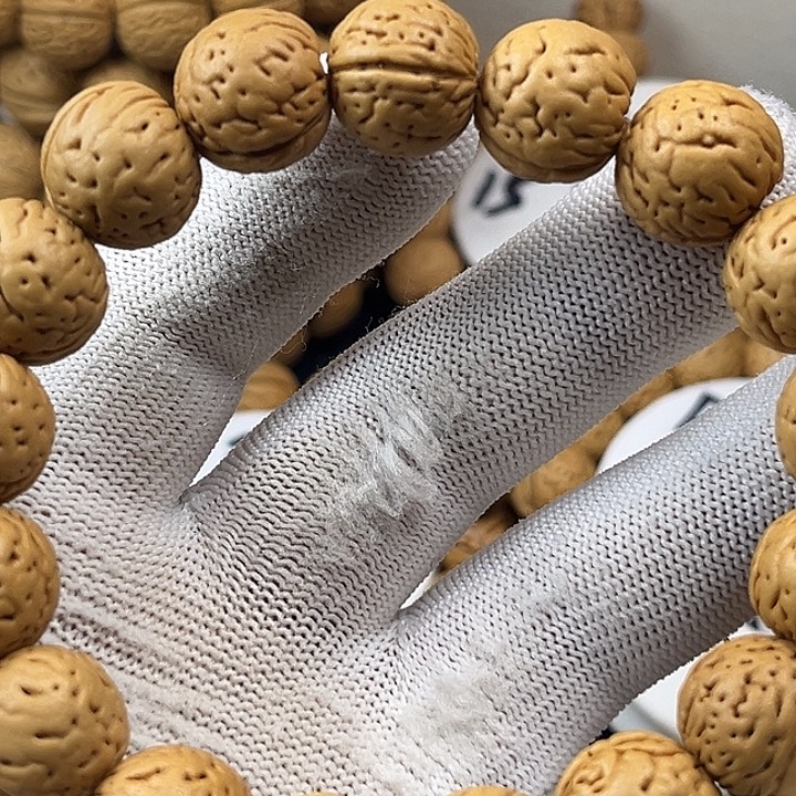 临***行桃核吊坠桃核的大小取决一根手指或