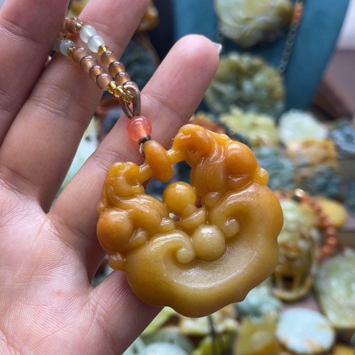 蛇纹石玉未镶嵌颈饰