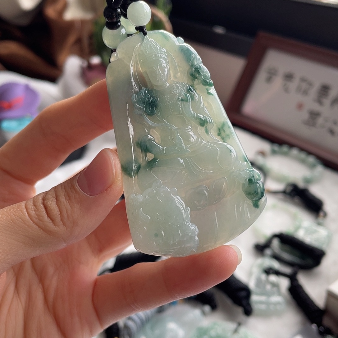 翡翠未镶嵌颈饰文殊菩萨