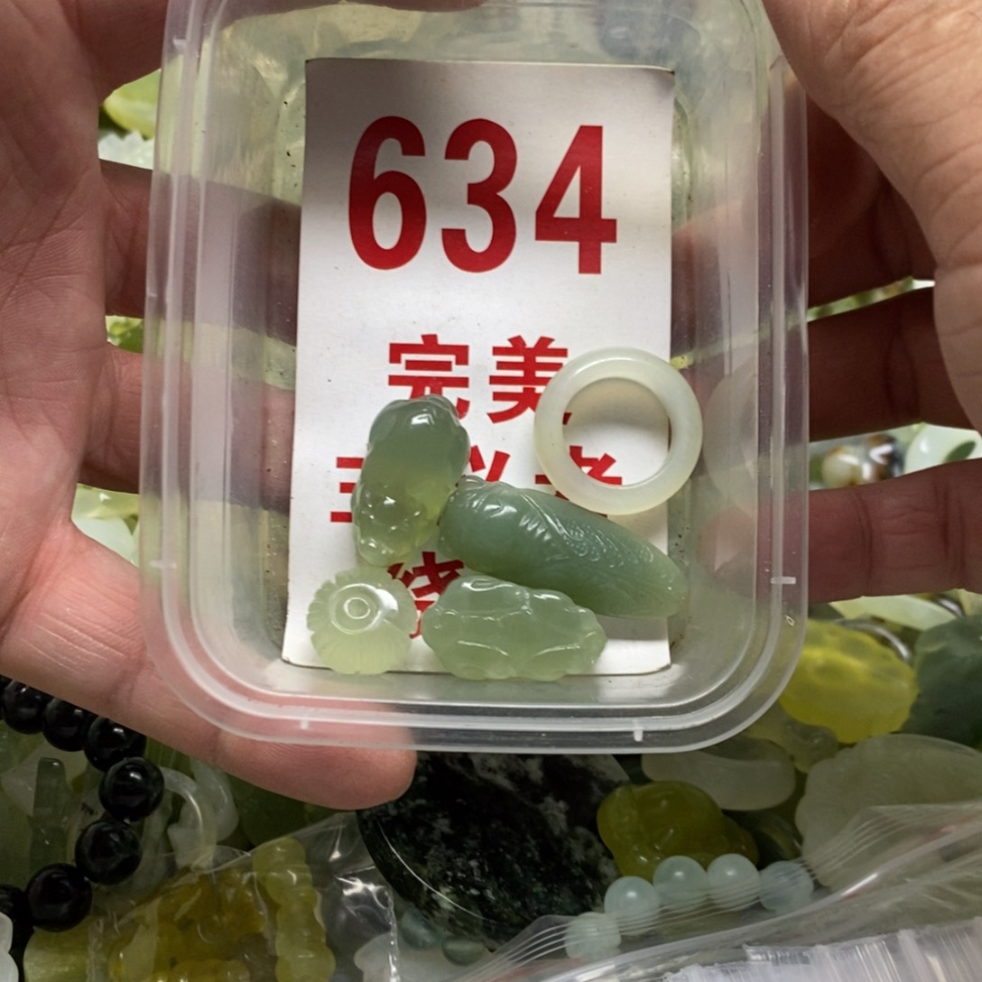 蛇纹石玉挂坠未镶嵌