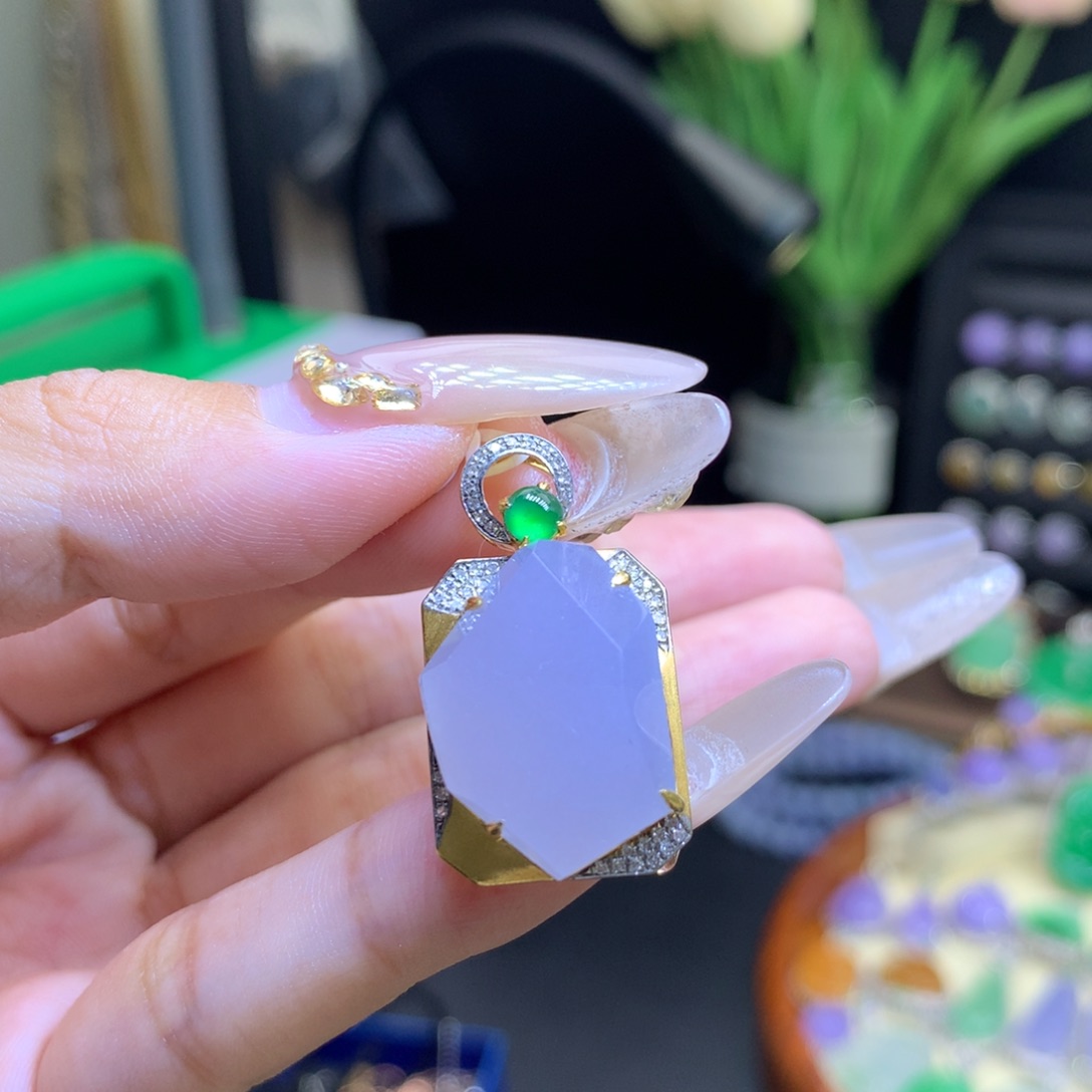 翡翠18K金镶嵌颈饰