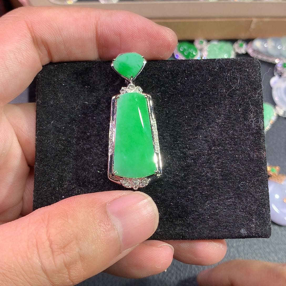 翡翠吊坠(赠链)18K金镶嵌