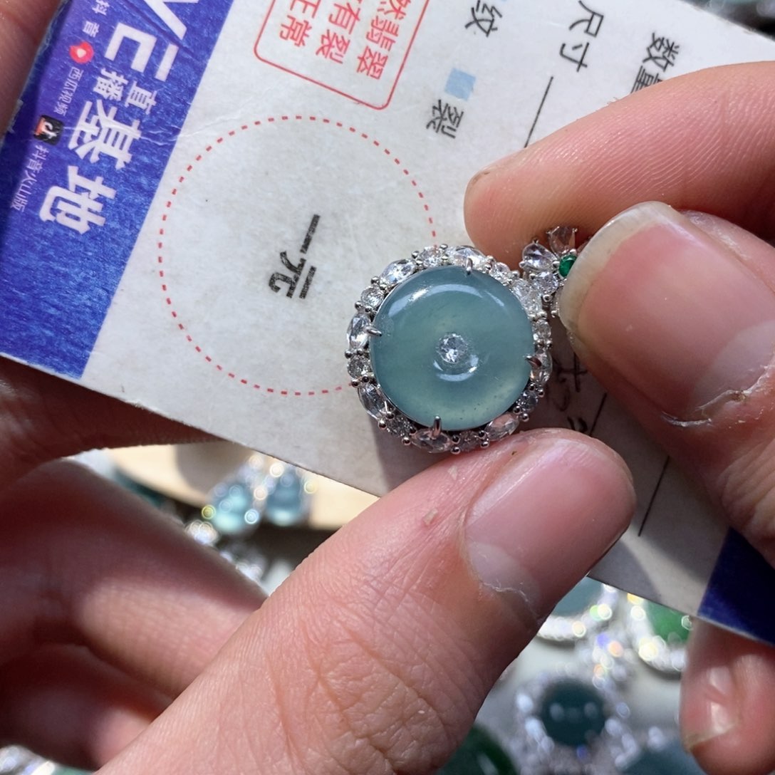 翡翠颈饰未镶嵌翡翠